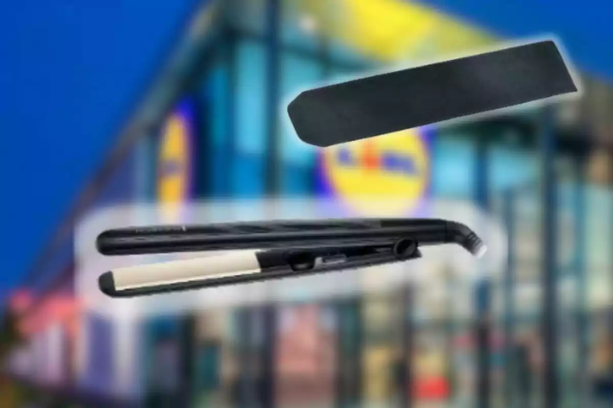 Planxa de cabell negra i placa de recanvi sobre un fons borros d’una botiga amb el logotip de Lidl