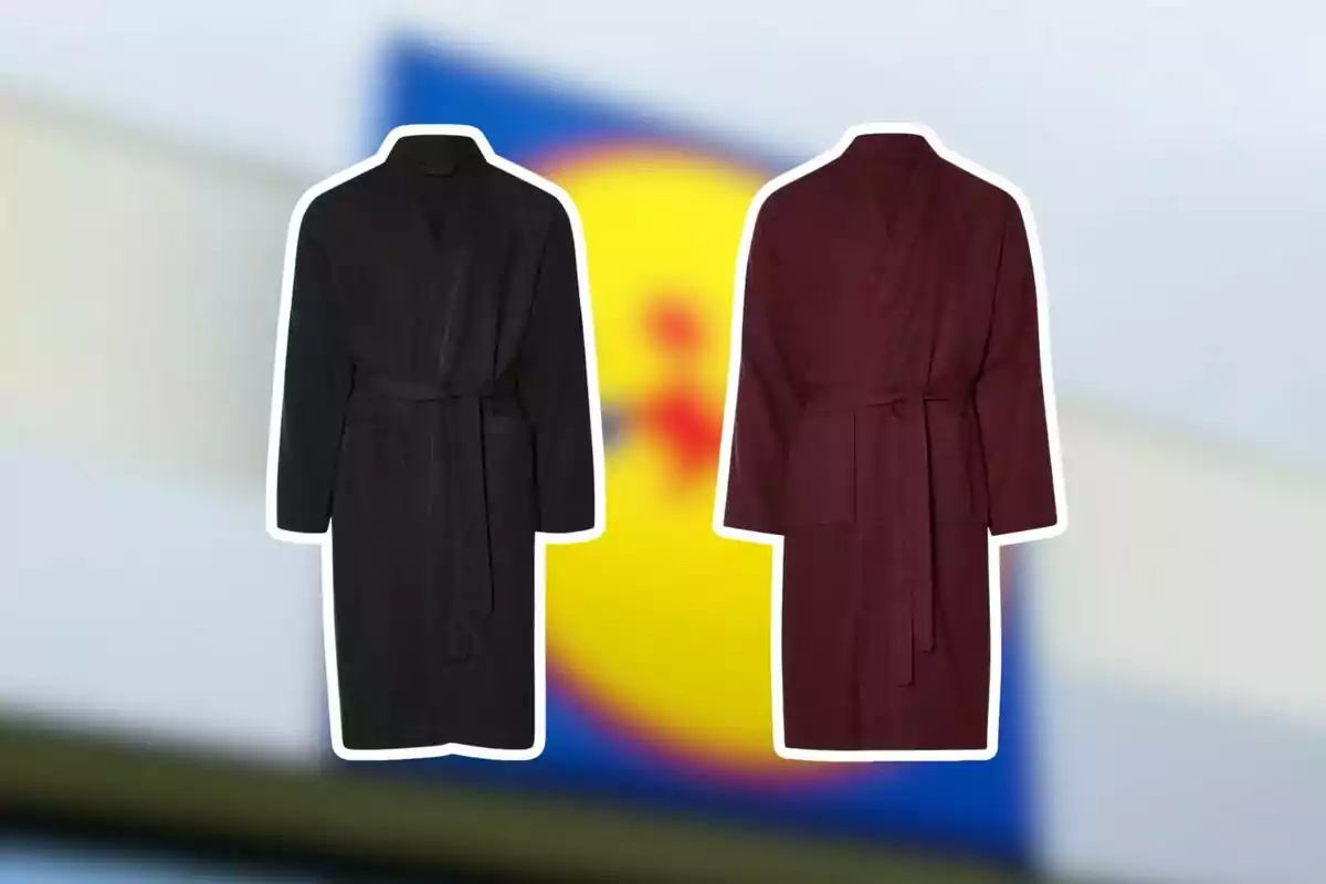 Dues bates de bany, una negra i una de color bordeus, apareixen sobre un fons desenfocat amb el logotip d’un supermercat.