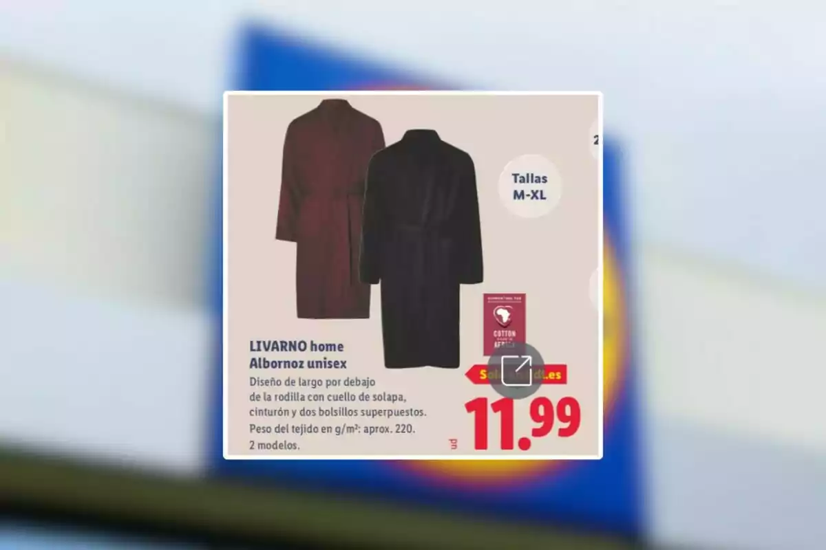 Dues bates tipus barnús en colors bordeus i negre amb cinturó, disponibles en talles de la M a la XL, preu de 11,99 euros.