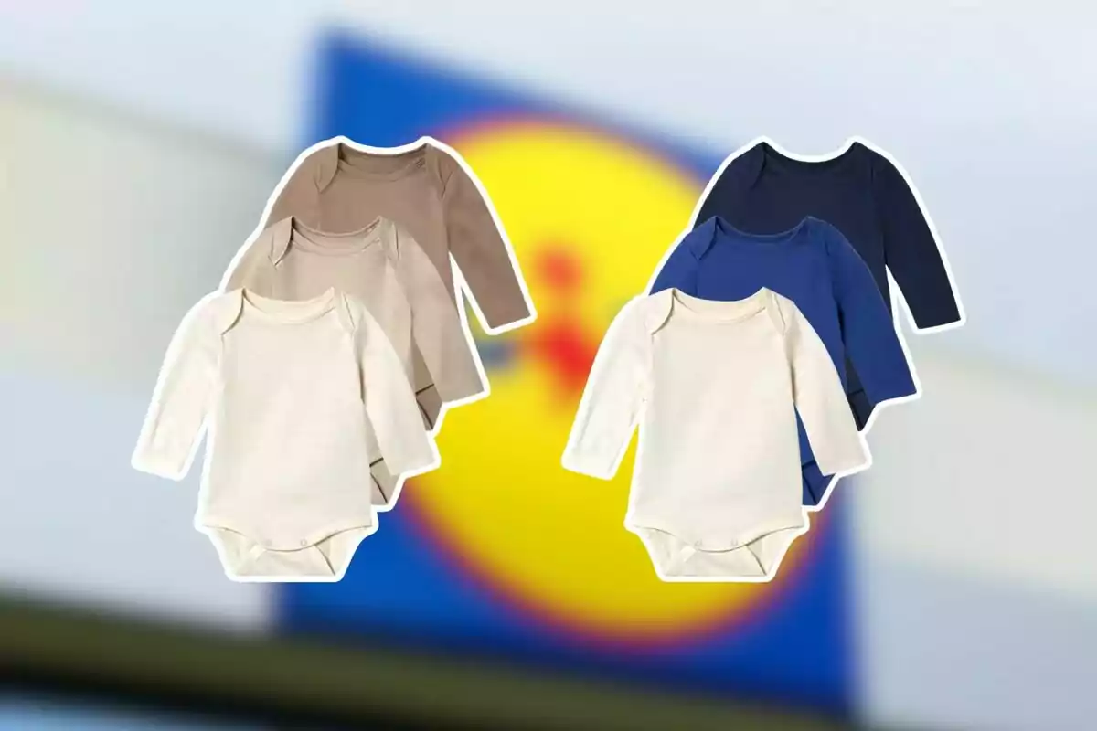 Diversos bodis de màniga llarga per a nadó en colors neutres i blaus sobre un fons desenfocat amb el logotip d’un supermercat.