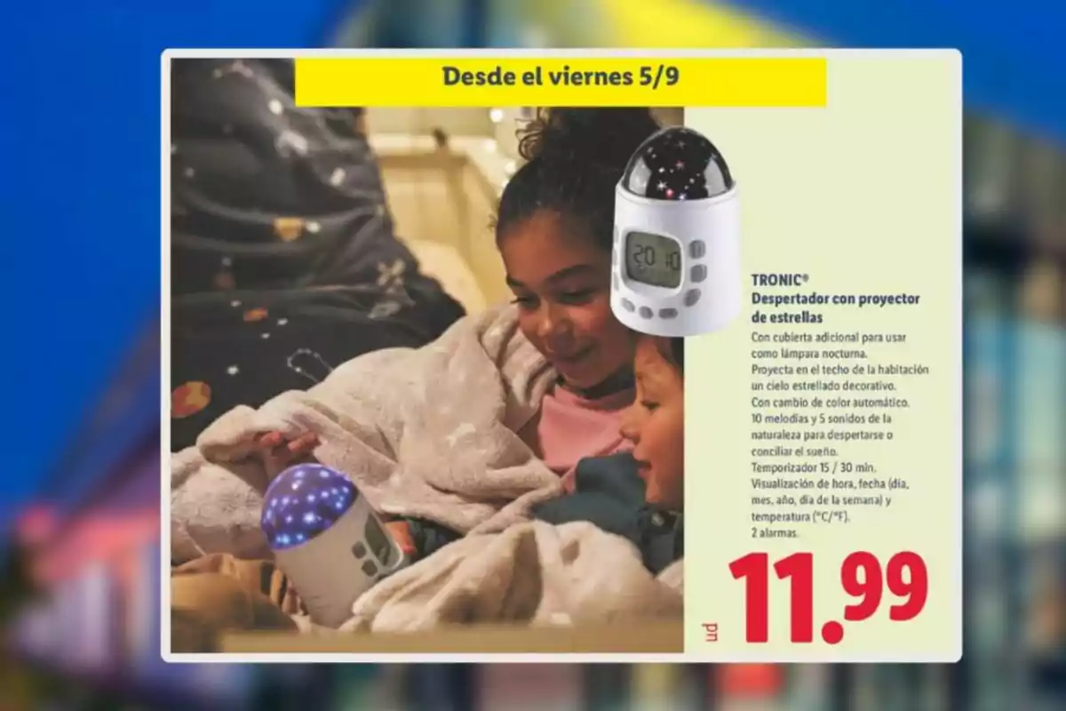 Dos nens somriuen mentre observen un despertador amb projector d’estrelles que il·lumina amb llums blaves, al costat d’una promoció que indica un preu de 11,99 i la data d’inici de venda. Dos nens somriuen mentre observen un despertador amb projector d’estrelles que il·lumina amb llums blaves, al costat d’una promoció que indica un preu de 11,99 i la data d’inici de venda.