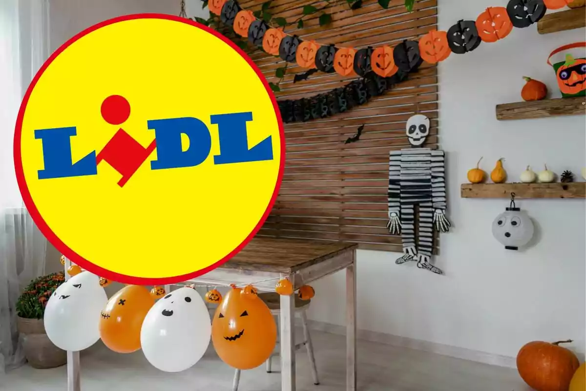 Decoración de Halloween en una habitación con globos, calabazas, guirnaldas y un esqueleto de papel, con el logo de Lidl en primer plano