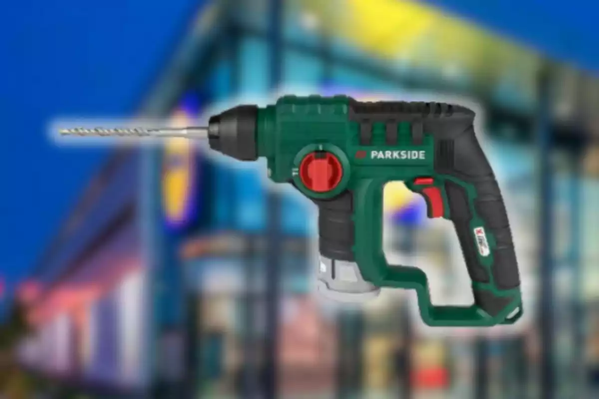 Taladre elèctric Parkside en primer pla amb un edifici desenfocat al fons Taladre elèctric Parkside en primer pla amb un edifici desenfocat al fons