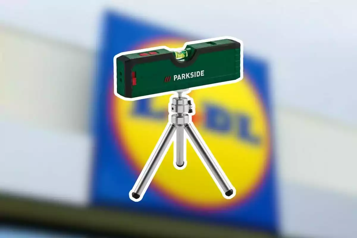 Nivell làser Parkside amb trípode sobre un fons desenfocat d’un rètol de supermercat Lidl Nivell làser Parkside amb trípode sobre un fons desenfocat d’un rètol de supermercat Lidl