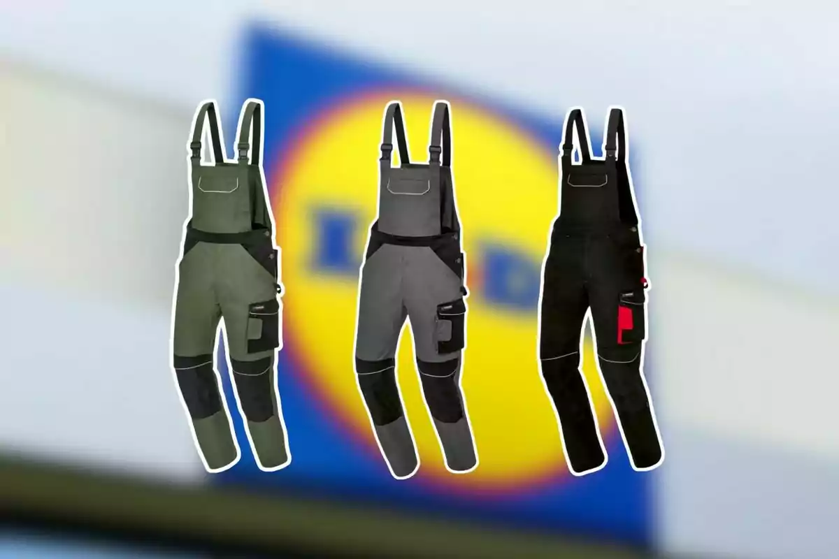 Tres pantalons tipus pitet de treball en colors verd, gris i negre amb detalls en negre i vermell, sobre un fons desenfocat amb el logotip d’una botiga. Tres pantalons tipus pitet de treball en colors verd, gris i negre amb detalls en negre i vermell, sobre un fons desenfocat amb el logotip d’una botiga.