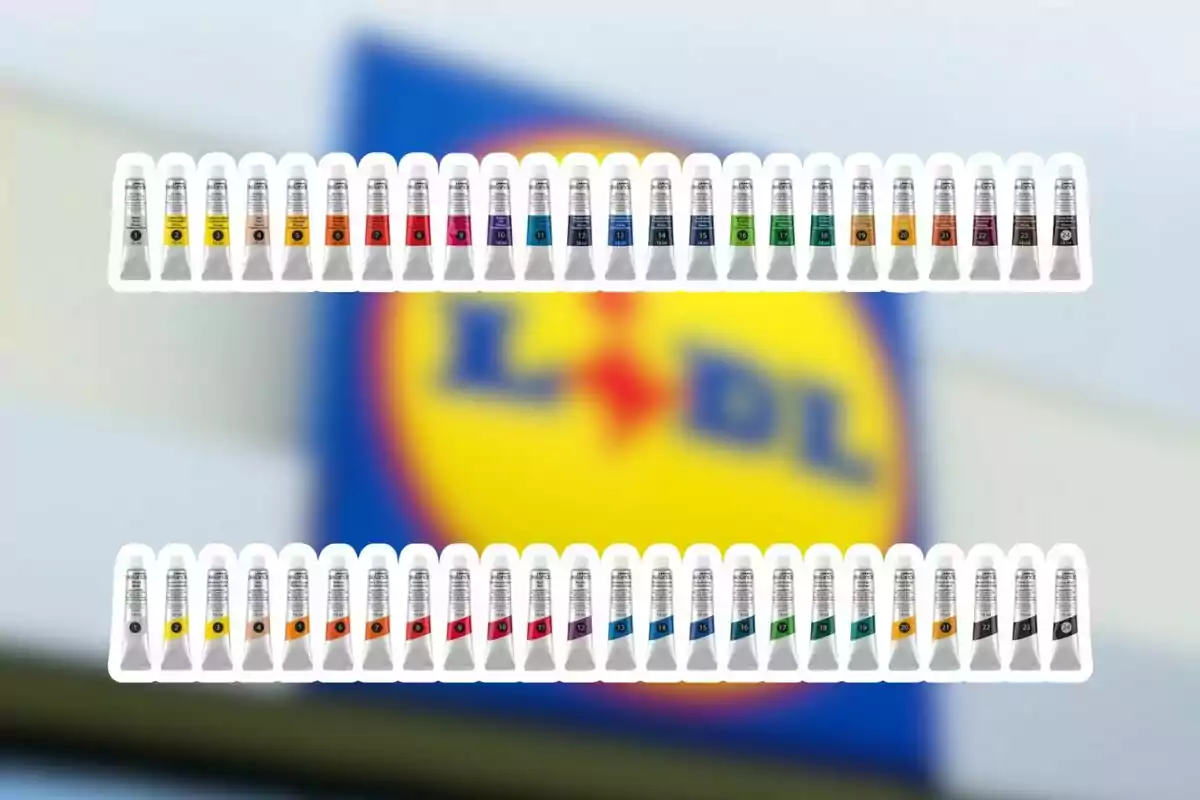 Tubs de pintura de colors variats davant d’un cartell borros de la botiga Lidl Tubs de pintura de colors variats davant d’un cartell borros de la botiga Lidl