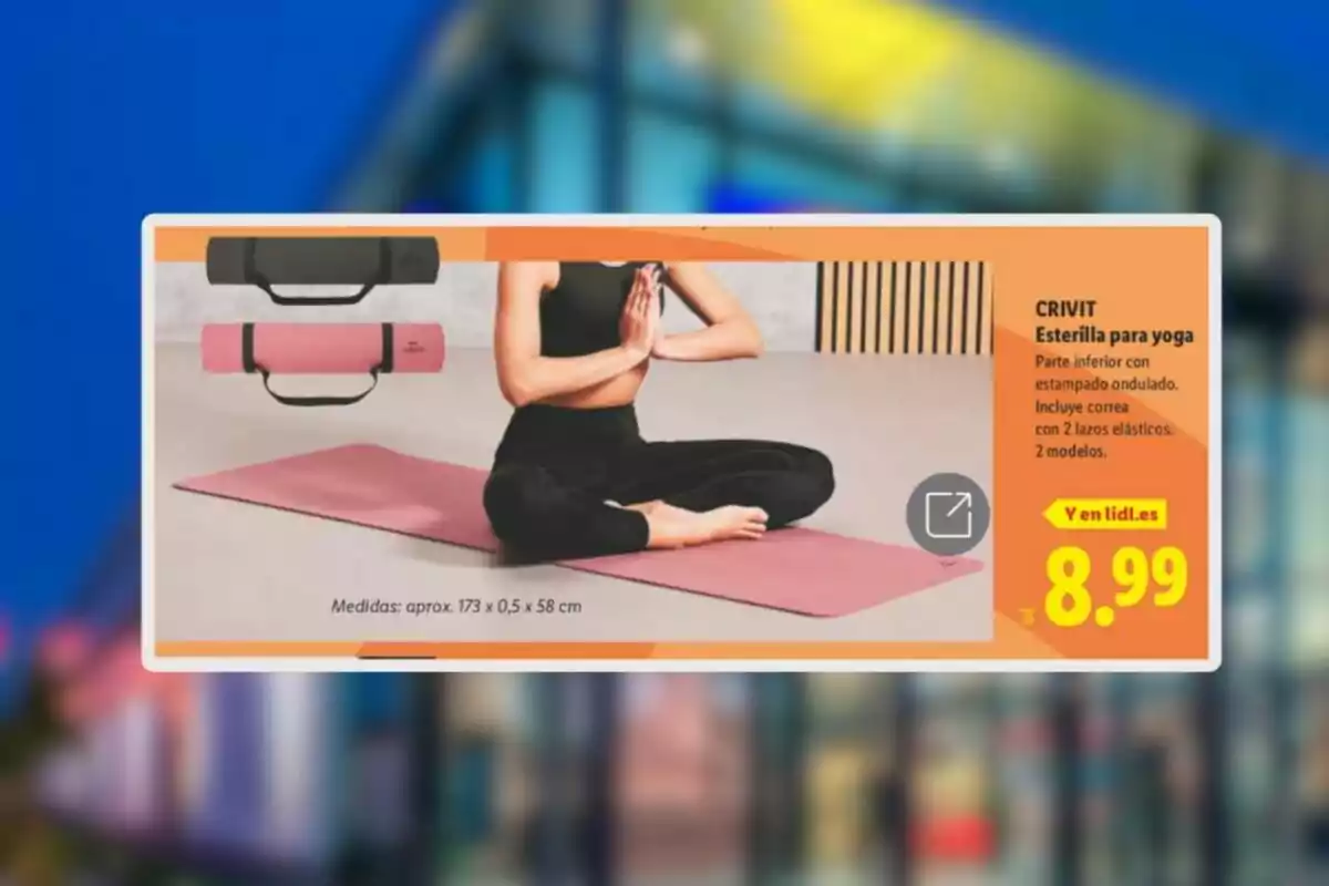 Mujer sentada en posición de yoga sobre una esterilla rosa con las manos juntas, junto a una promoción de esterilla para yoga Crivit en color rosa y negro con precio de 8.99 euros