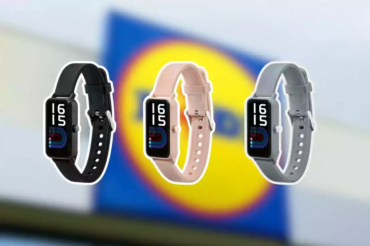 Tres rellotges intel·ligents en colors negre, rosa i gris amb pantalla digital, sobre un fons desenfocat d’un logotip de supermercat. Tres rellotges intel·ligents en colors negre, rosa i gris amb pantalla digital, sobre un fons desenfocat d’un logotip de supermercat.