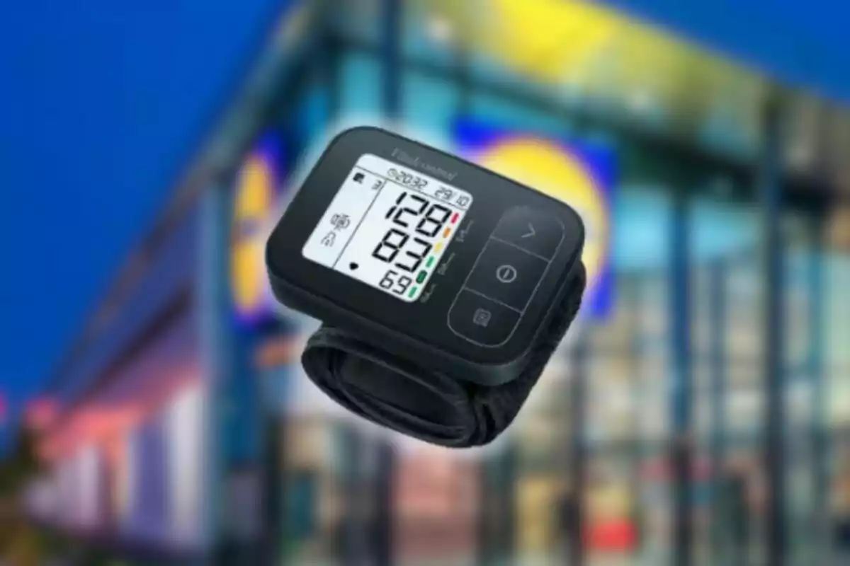 Tensiómetre digital de canell en primer pla amb un edifici desenfocat de fons Tensiómetre digital de canell en primer pla amb un edifici desenfocat de fons