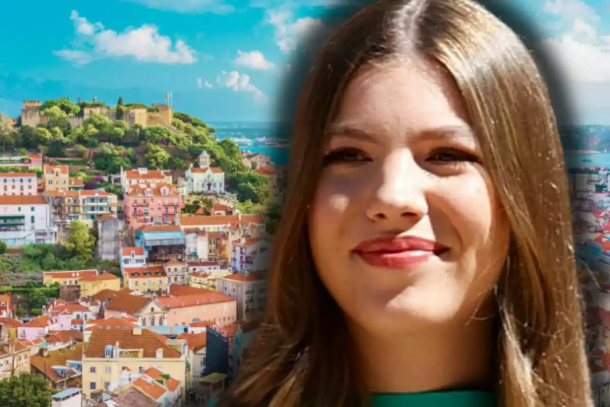 La infanta Sofia somriu davant d’un paisatge colorit de cases i un castell en un turó sota un cel blau. La infanta Sofia somriu davant d’un paisatge colorit de cases i un castell en un turó sota un cel blau.
