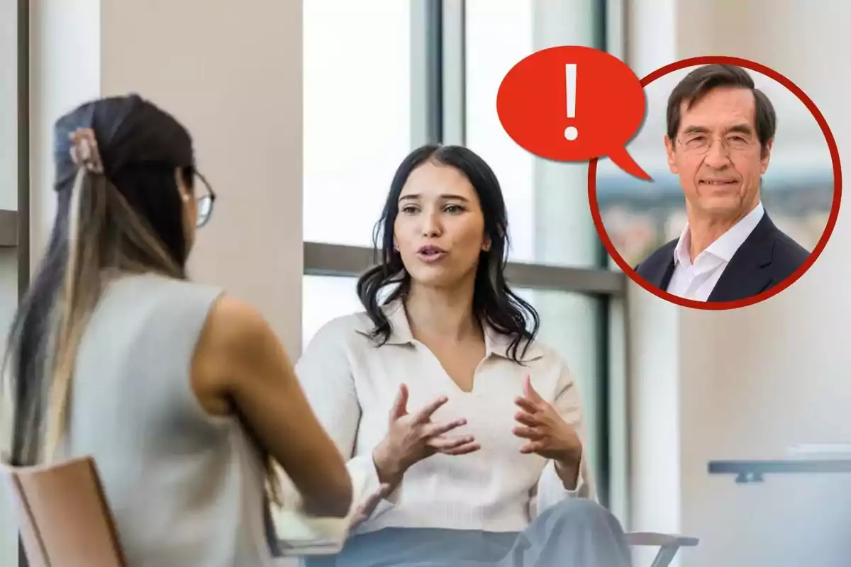 Dos mujeres conversan en una oficina mientras aparece un recuadro con la imagen de Mario Alonso Puig y un signo de exclamación en un globo de diálogo rojo Dos mujeres conversan en una oficina mientras aparece un recuadro con la imagen de Mario Alonso Puig y un signo de exclamación en un globo de diálogo rojo