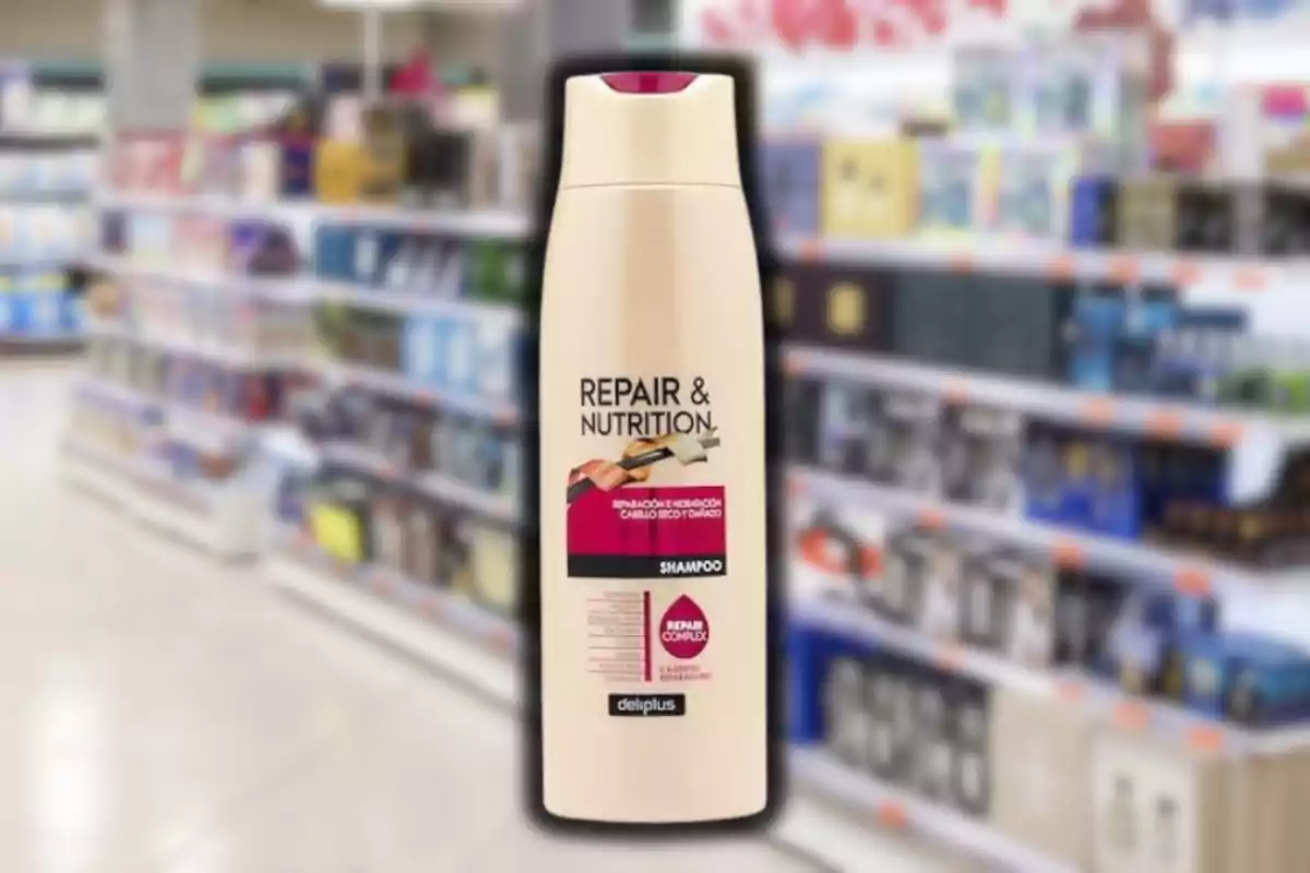 Ampolla de xampú Repair & Nutrition de la marca Deliplus al passadís d’un supermercat Ampolla de xampú Repair & Nutrition de la marca Deliplus al passadís d’un supermercat