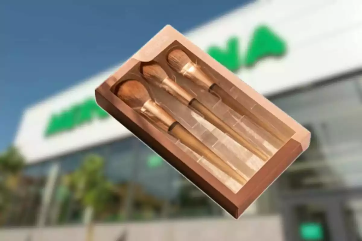 Set de brotxes de maquillatge en capsa transparent amb fons de botiga difuminat