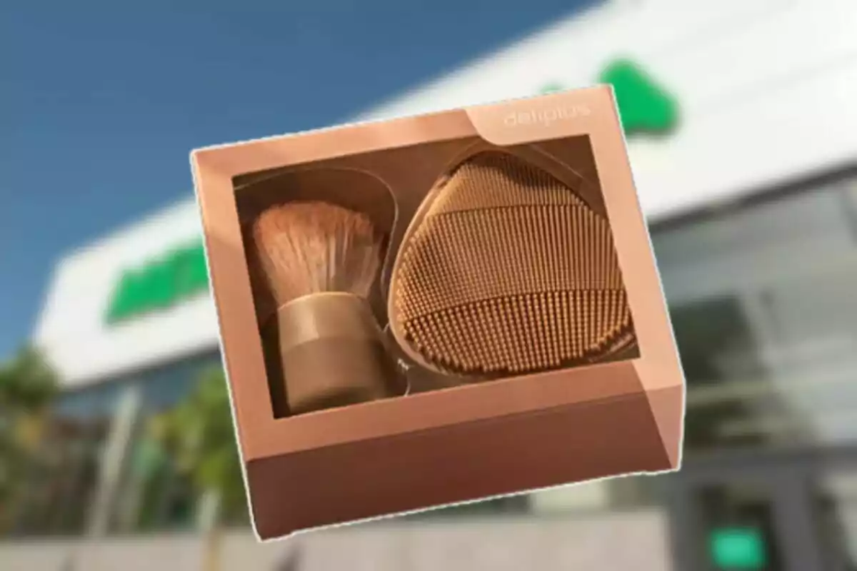 Set de pinzells i netejador facial en una caixa de color marró sostinguda davant d’una botiga