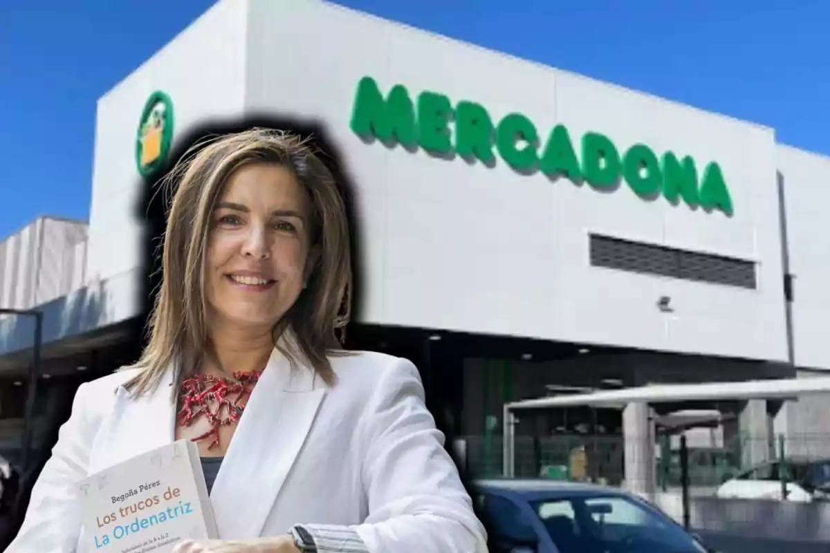 Una mujer sonriente con un libro en la mano está frente a un supermercado Mercadona