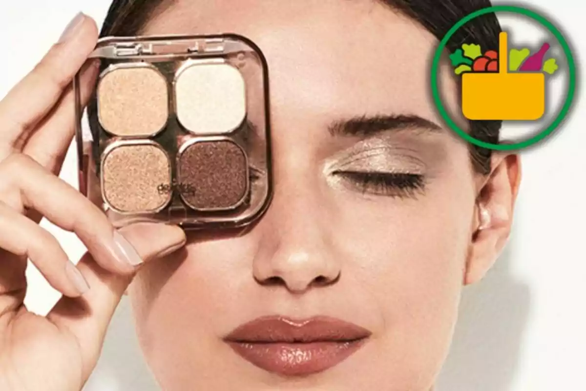 Mujer con los ojos cerrados sosteniendo una paleta de sombras de ojos en tonos dorados y marrones frente a su rostro, con un ícono de canasta de compras en la esquina superior derecha Mujer con los ojos cerrados sosteniendo una paleta de sombras de ojos en tonos dorados y marrones frente a su rostro, con un ícono de canasta de compras en la esquina superior derecha