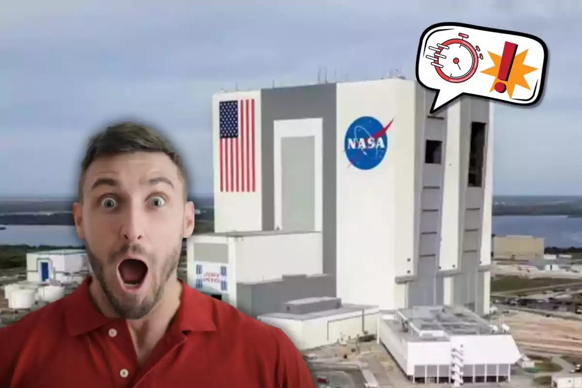 Hombre sorprendido frente a un edificio de la NASA con una burbuja de diálogo que contiene un cronómetro y un signo de exclamación