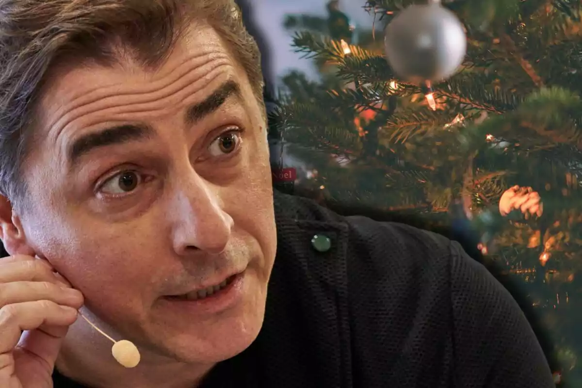 Jordi Roca amb micròfon de diadema en primer pla i un arbre de Nadal decorat al fons Jordi Roca amb micròfon de diadema en primer pla i un arbre de Nadal decorat al fons