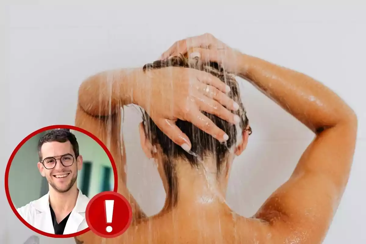 Persona banyant-se sota la dutxa amb les mans al cap i un requadre a la cantonada mostrant un José Manuel Felices amb bata blanca i un símbol d’advertència Persona banyant-se sota la dutxa amb les mans al cap i un requadre a la cantonada mostrant un José Manuel Felices amb bata blanca i un símbol d’advertència