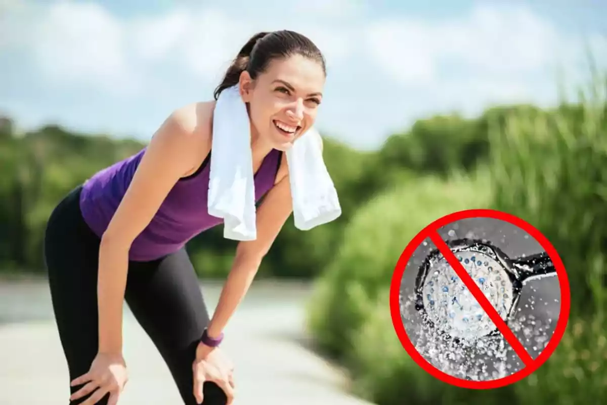 Dona somrient amb una tovallola al coll després de fer exercici a l’aire lliure i un símbol de prohibit sobre una dutxa. Dona somrient amb una tovallola al coll després de fer exercici a l’aire lliure i un símbol de prohibit sobre una dutxa.