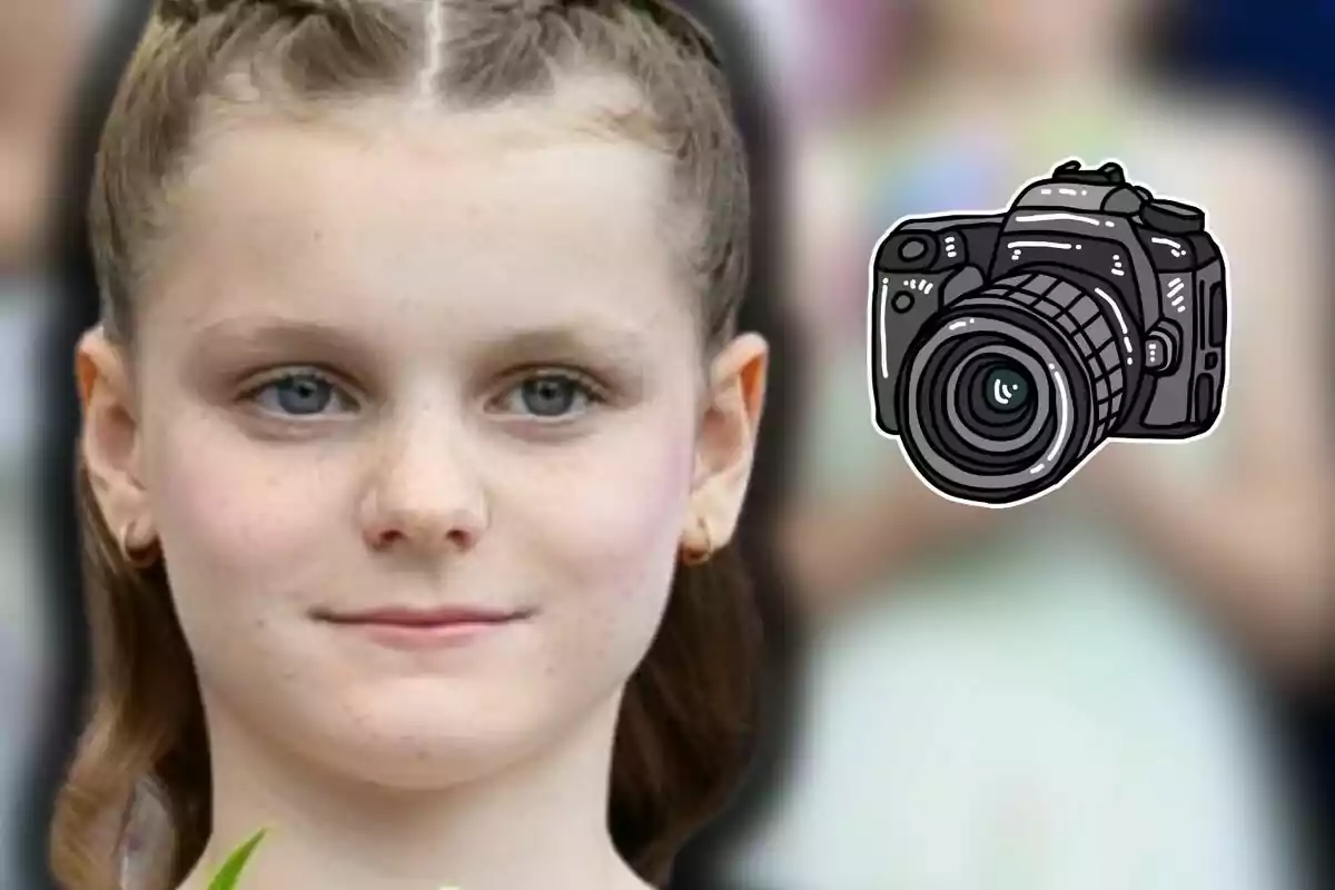 Gabriella de Mònaco amb trenes i una càmera il·lustrada a la cantonada dreta