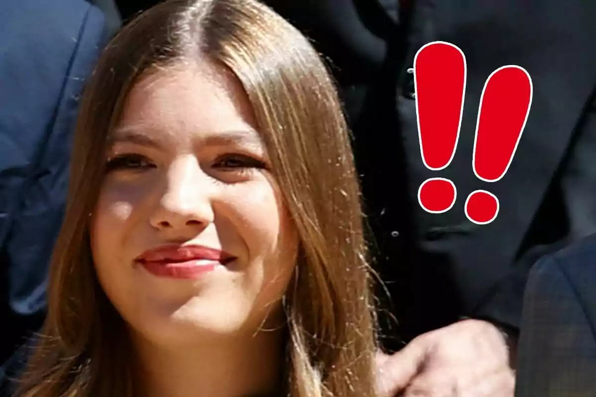 La infanta Sofia somriu mentre al fons apareixen dos signes d’exclamació vermells. La infanta Sofia somriu mentre al fons apareixen dos signes d’exclamació vermells.