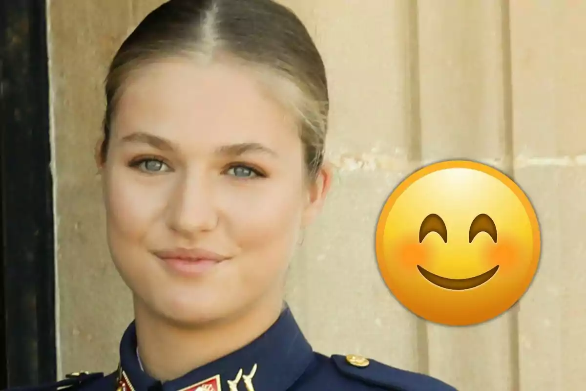 La princesa Leonor amb uniforme blau marí al costat d’un emoji somrient sobre fons beix