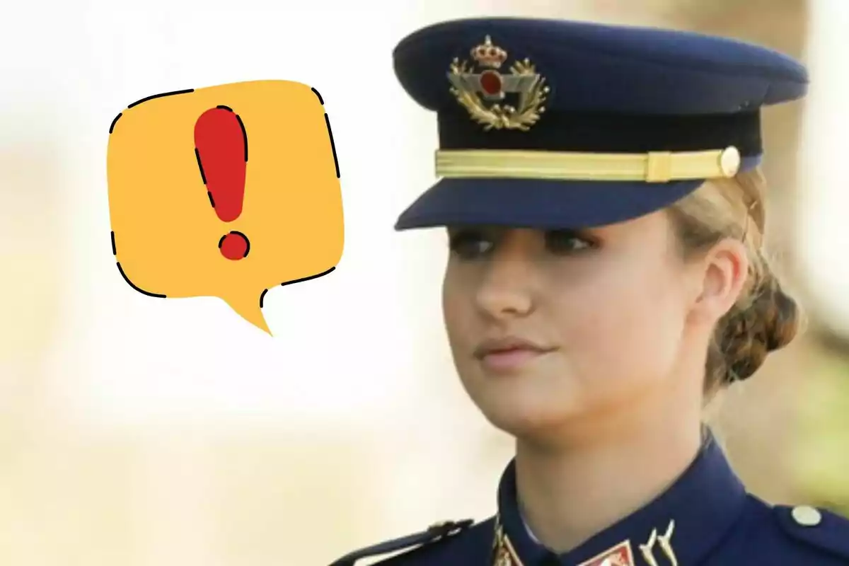 La princesa Leonor amb uniforme militar blau i gorra, al costat d’un dibuix de bafarada groga amb signe d’exclamació vermell