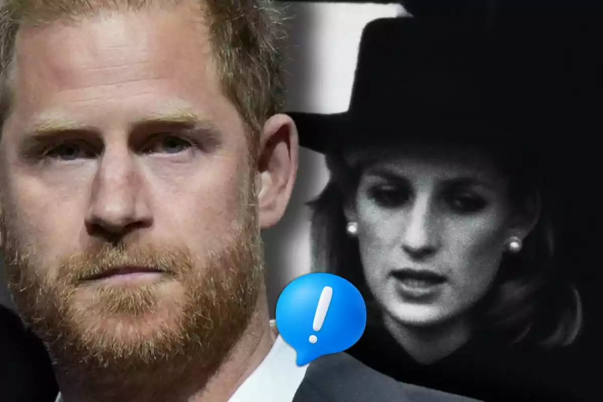 Primer pla del príncep Harry amb expressió seriosa al costat de la imatge en blanc i negre de Lady Di amb barret i una icona blava d’exclamació