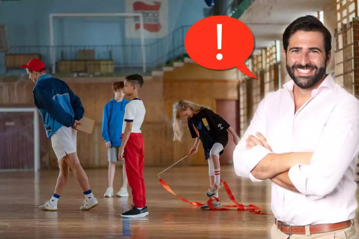 Javier de Haro somrient amb camisa blanca al davant i nens en una classe d’educació física al fons amb un globus vermell d’exclamació Javier de Haro somrient amb camisa blanca al davant i nens en una classe d’educació física al fons amb un globus vermell d’exclamació
