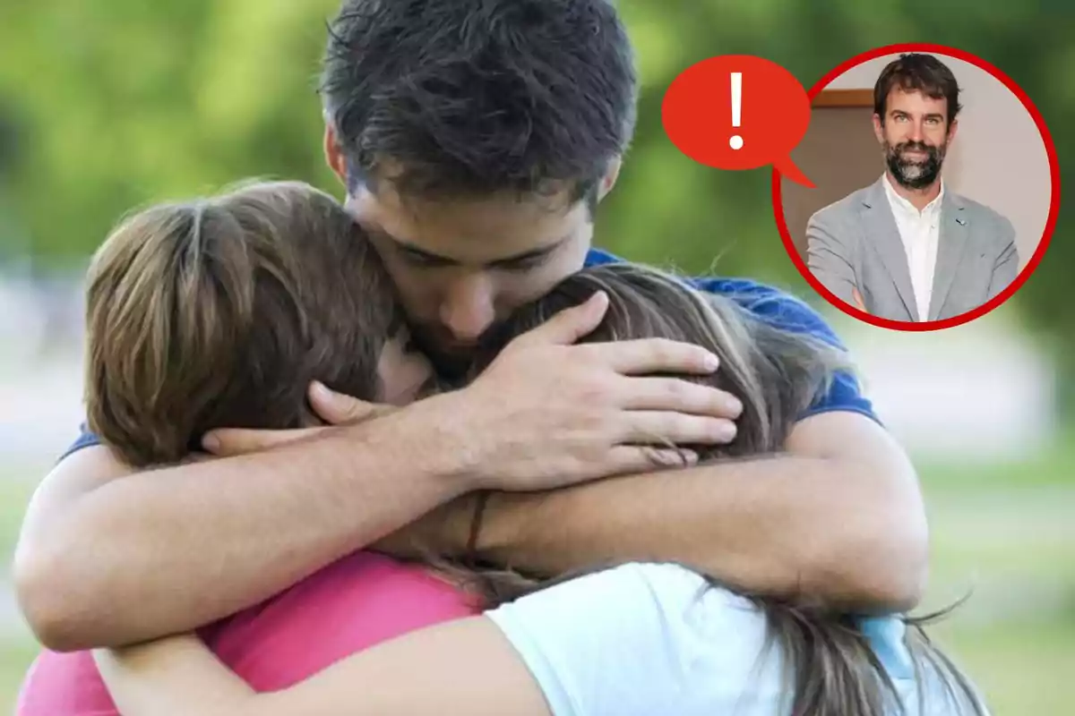 Tres persones s’abracen amb força a l’aire lliure mentre a la cantonada superior dreta apareix un requadre amb la imatge d’en Rafa Guerrero amb barba i jaqueta grisa al costat d’un globus vermell amb un signe d’exclamació.