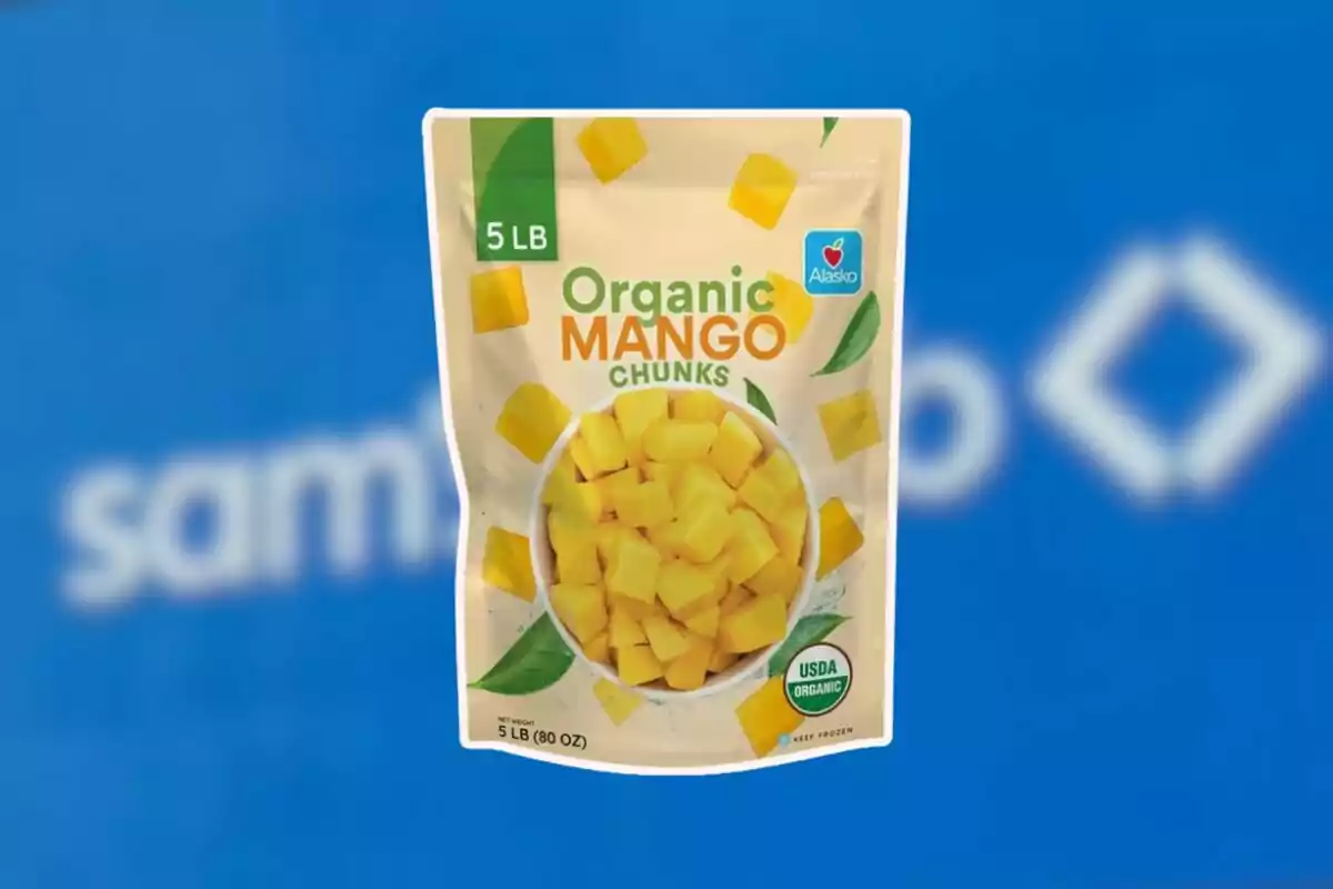 Bolsa de trozos de mango orgánico marca Alaska sobre un fondo azul difuminado