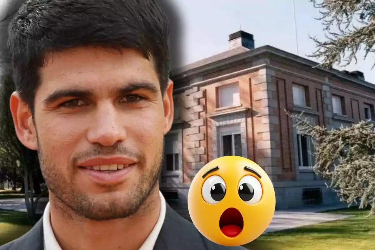 Carlos Alcaraz somrient en primer pla amb una casa de maó al fons i un emoji de sorpresa a la imatge Carlos Alcaraz somrient en primer pla amb una casa de maó al fons i un emoji de sorpresa a la imatge