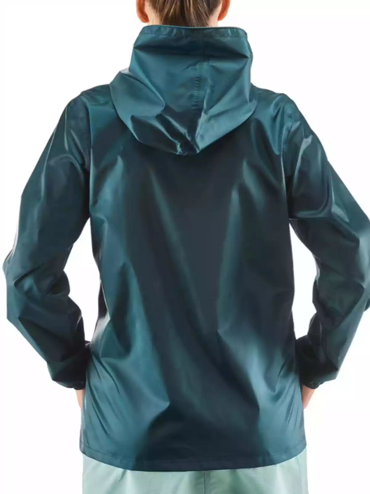 Persona d’esquena amb una jaqueta impermeable blava amb caputxa Persona d’esquena amb una jaqueta impermeable blava amb caputxa