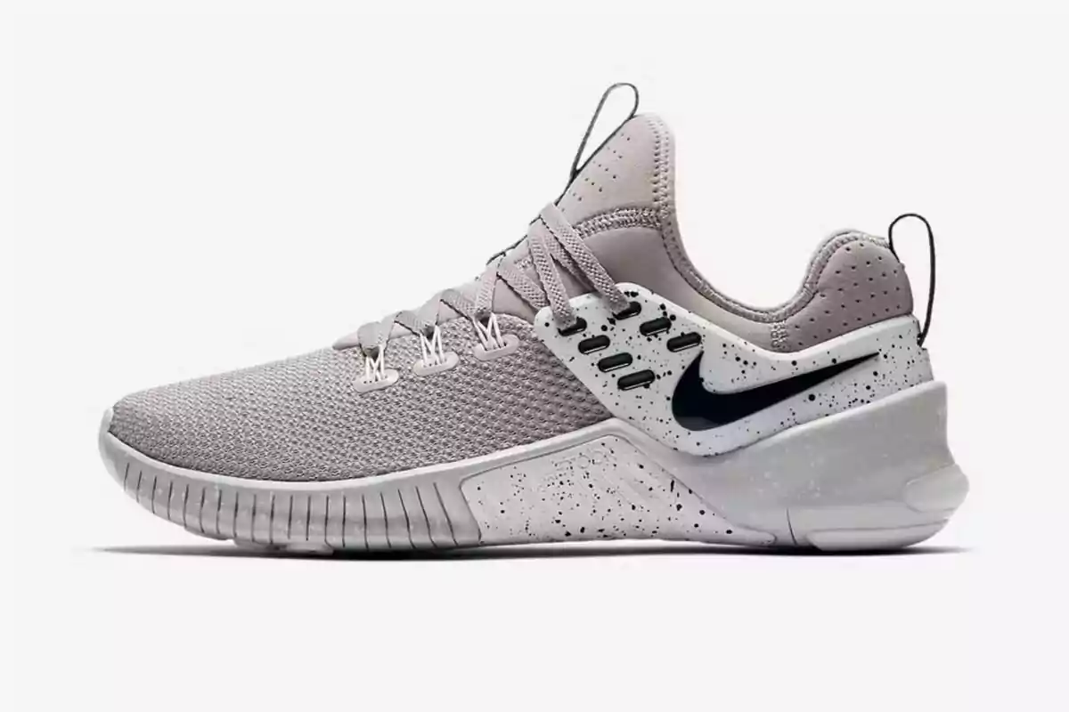 Sabates esportives Nike de color gris clar amb detalls en blanc i negre i sola esquitxada