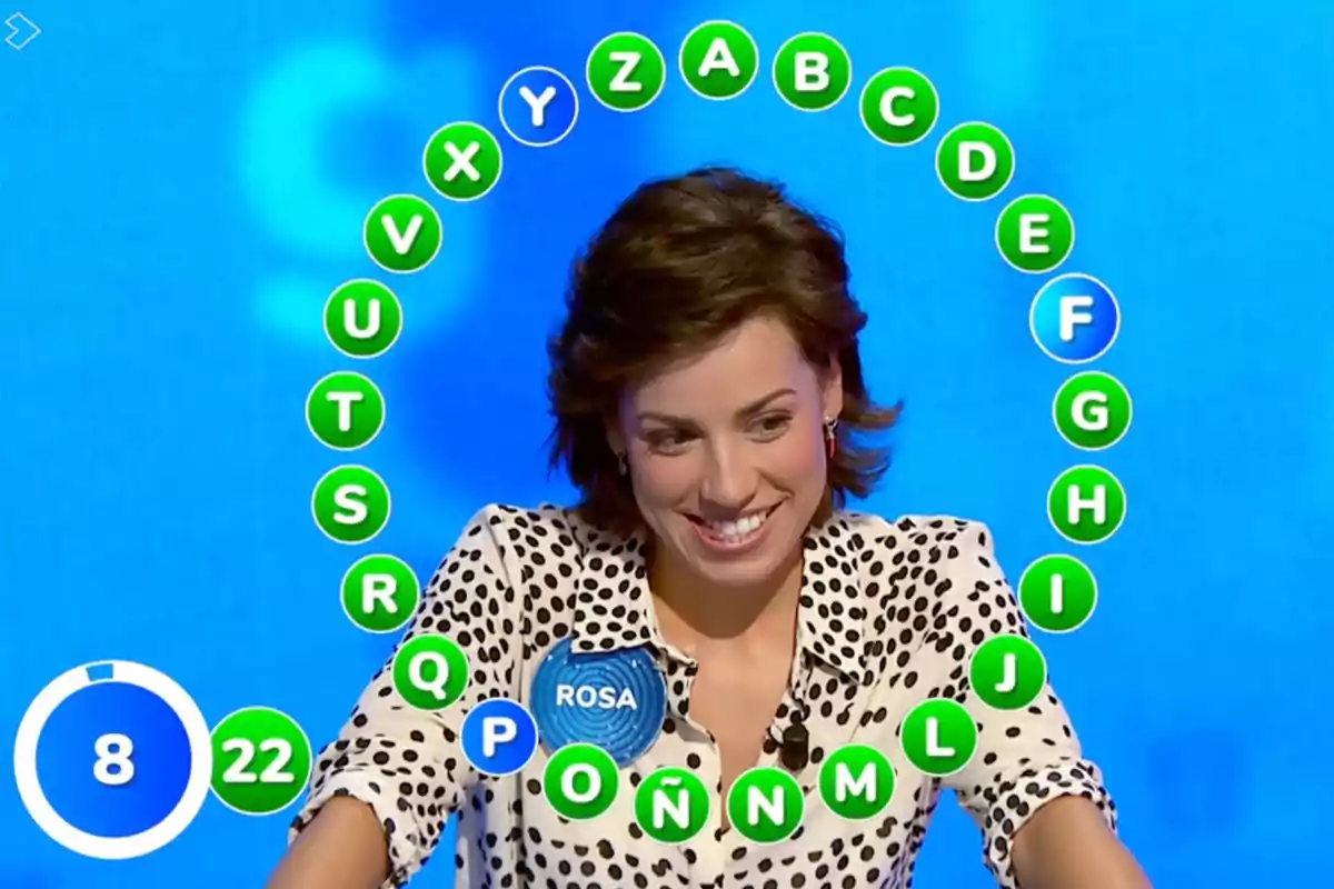 Rosa Rodríguez somrient participant en un concurs de televisió amb lletres en cercle i un cronòmetre a la pantalla. Captura de 'Pasapalabra' Rosa Rodríguez somrient participant en un concurs de televisió amb lletres en cercle i un cronòmetre a la pantalla. Captura de 'Pasapalabra'