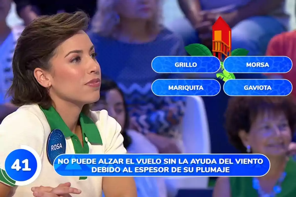 Rosa concursant en un programa de preguntes i respostes amb opcions de resposta a la pantalla i un enunciat sobre un animal que no pot volar sense l’ajuda del vent a causa de l’espessor del seu plomatge. Captura de ‘Pasapalabra’ Rosa concursant en un programa de preguntes i respostes amb opcions de resposta a la pantalla i un enunciat sobre un animal que no pot volar sense l’ajuda del vent a causa de l’espessor del seu plomatge. Captura de ‘Pasapalabra’