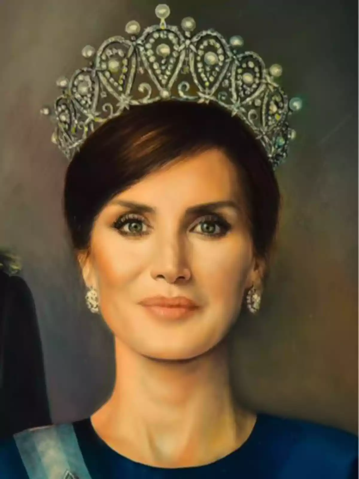 Retrato de la reina Letizia con corona de joyas y vestido azul oscuro