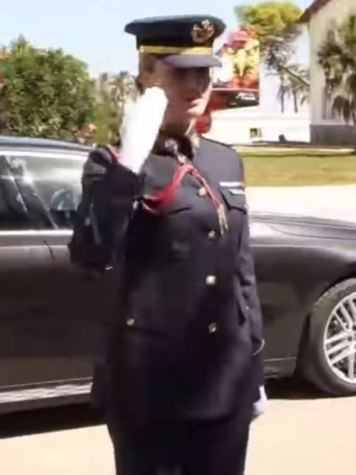 La princesa Leonor amb uniforme militar fent una salutació davant d’un automòbil negre en un entorn a l’aire lliure La princesa Leonor amb uniforme militar fent una salutació davant d’un automòbil negre en un entorn a l’aire lliure