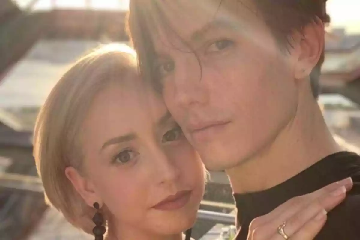 Jazmin Grace i Ian Mellencamp abraçats mirant a la càmera amb la llum del capvespre il·luminant les seves cares