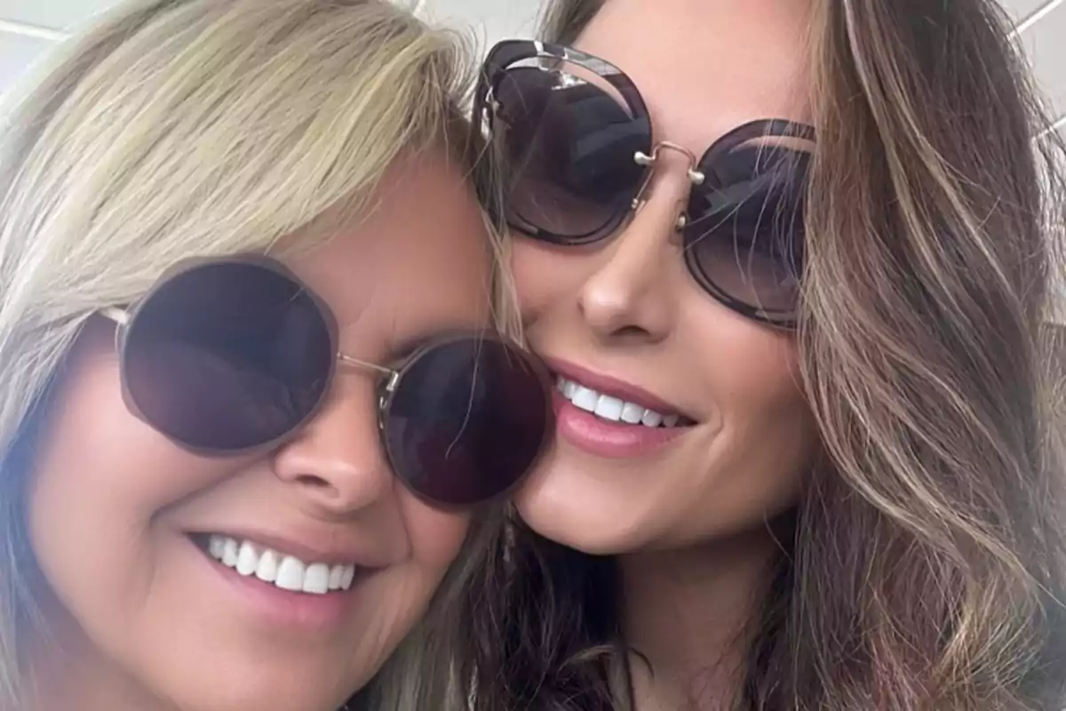 Rosa Clará i Paloma Cuevas somriuen amb ulleres de sol grans i posen juntes per a una selfie.