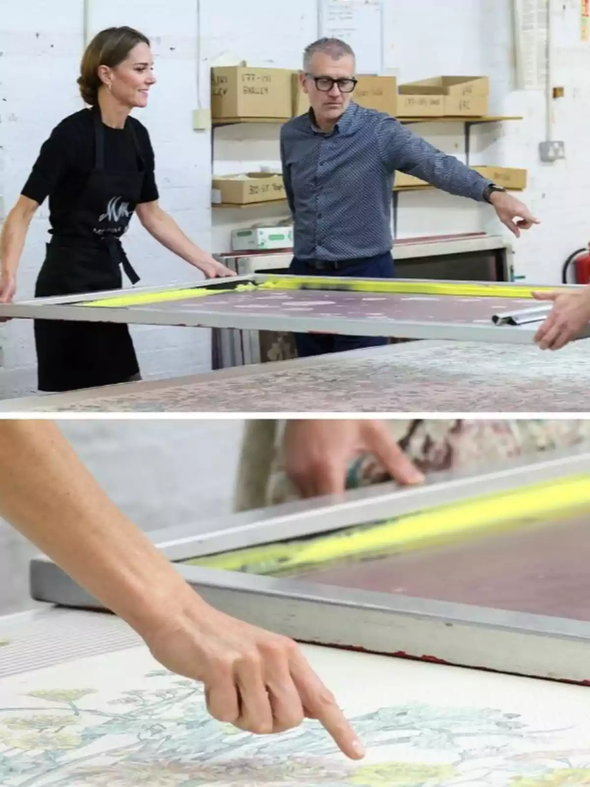 Kate Middleton i un home treballen junts en un taller de serigrafia mentre una d’elles assenyala detalls en un disseny floral sobre una tela.