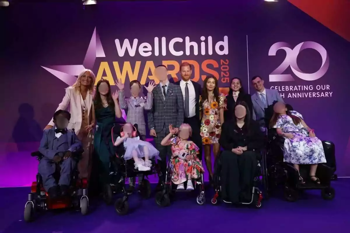 Grupo de personas posando sonrientes en un evento de premiación WellChild Awards 2025 con fondo morado y logotipo del 20 aniversario, varias personas en sillas de ruedas y todos vestidos de manera elegante Grupo de personas posando sonrientes en un evento de premiación WellChild Awards 2025 con fondo morado y logotipo del 20 aniversario, varias personas en sillas de ruedas y todos vestidos de manera elegante