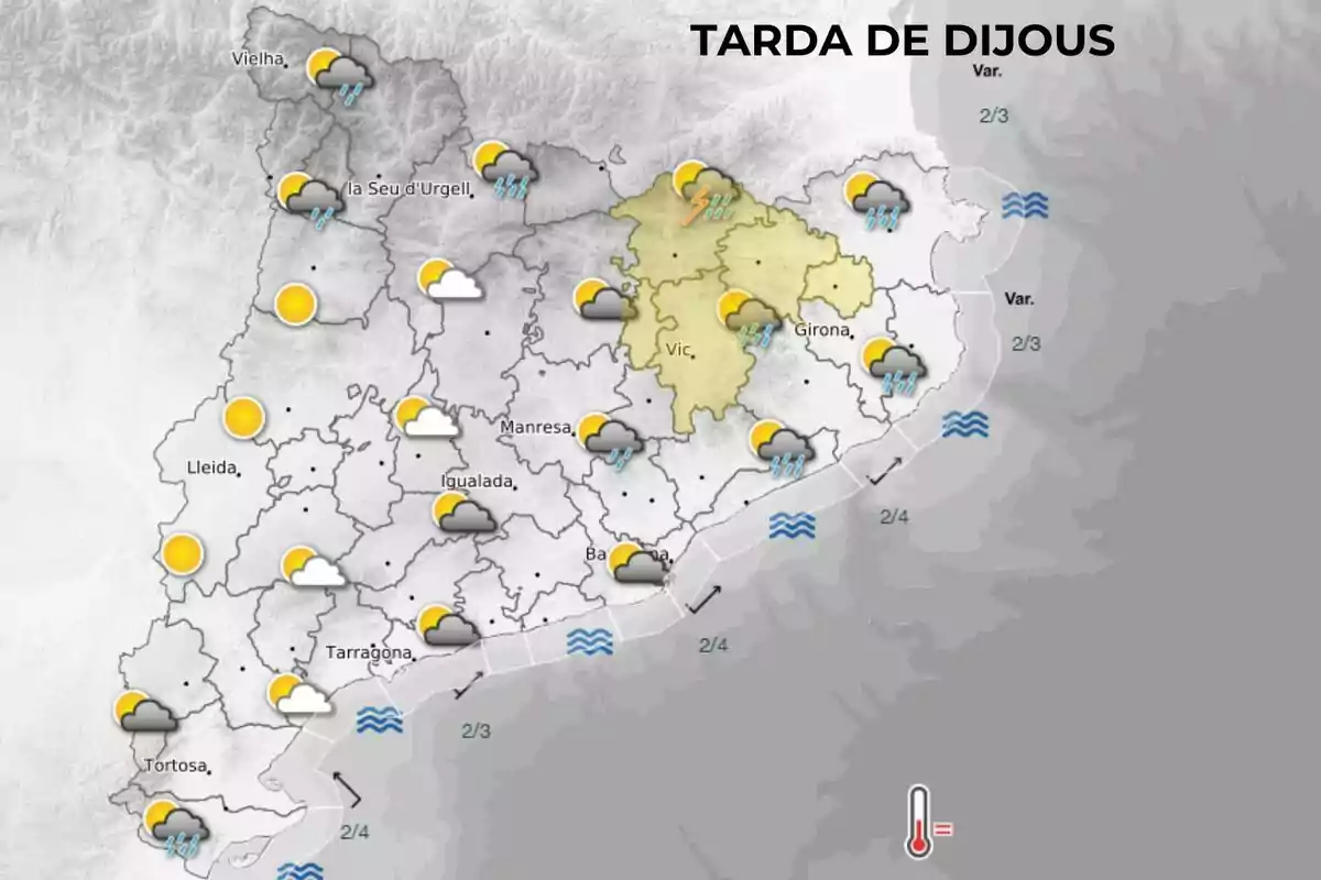 Mapa meteorològic de Catalunya per a la tarda de dijous amb icones que mostren sol, núvols, pluges i tempestes en diferents zones, especialment al nord-est i al Pirineu, mentre que a l’oest i al sud predomina el sol.