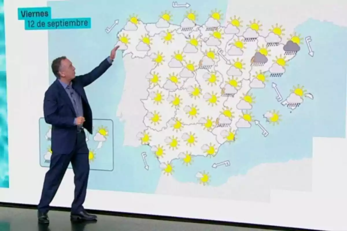 Roberto Brasero presentando el pronóstico del tiempo frente a un mapa de España con símbolos meteorológicos de sol, nubes y lluvia para el viernes, 12 de septiembre de 2025.