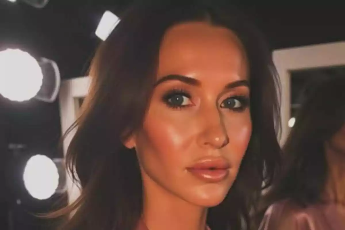 Primer pla de Jessica Mulroney amb rostre neutre.