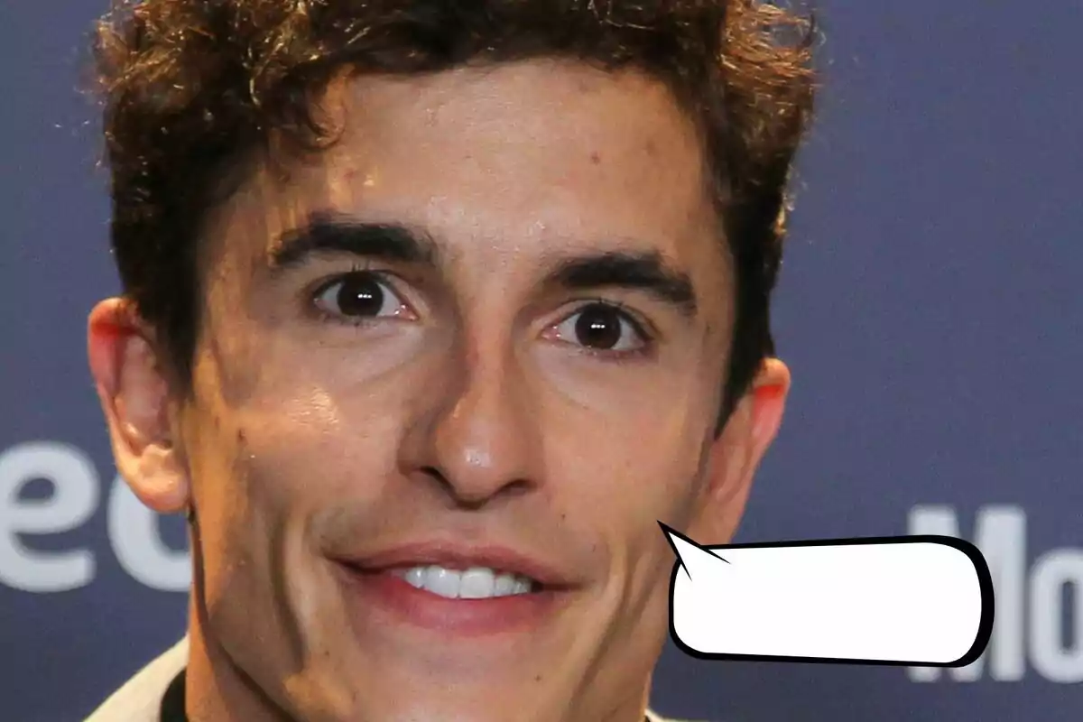 Primer plano de Marc Márquez con cabello rizado y una burbuja de diálogo vacía junto a su boca. Primer plano de Marc Márquez con cabello rizado y una burbuja de diálogo vacía junto a su boca.