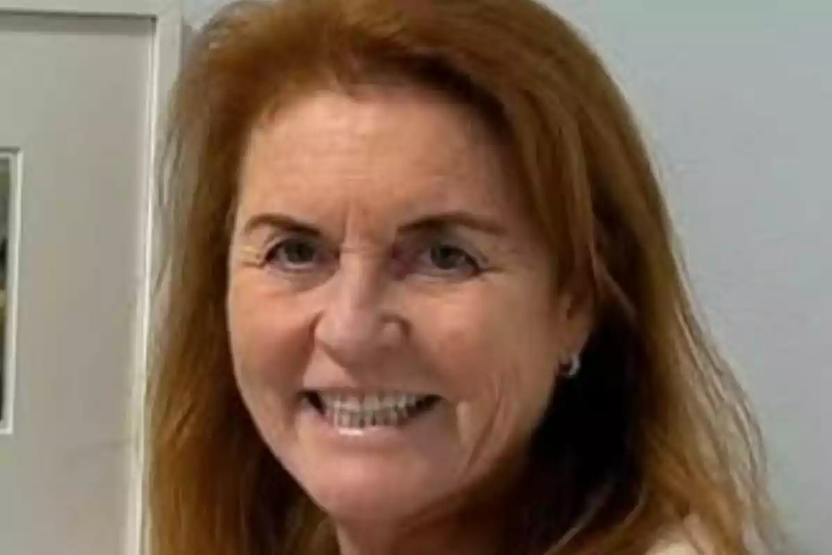 Primer pla de Sarah Ferguson somrient davant d’una paret clara. Primer pla de Sarah Ferguson somrient davant d’una paret clara.