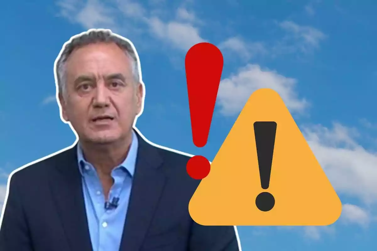 Home de cabells canosos amb expressió seriosa al costat d’un senyal d’advertència i un signe d’exclamació sobre un fons de cel blau amb núvols Home de cabells canosos amb expressió seriosa al costat d’un senyal d’advertència i un signe d’exclamació sobre un fons de cel blau amb núvols