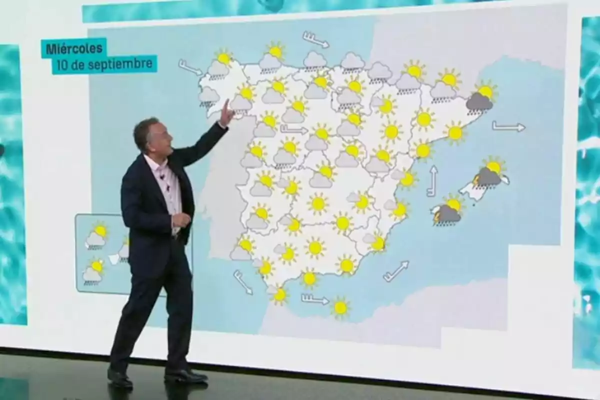 Imagen de Roberto Brasero señalando un mapa de España con símbolos meteorológicos que indican sol, nubes y lluvias en diferentes regiones. Imagen de Roberto Brasero señalando un mapa de España con símbolos meteorológicos que indican sol, nubes y lluvias en diferentes regiones.